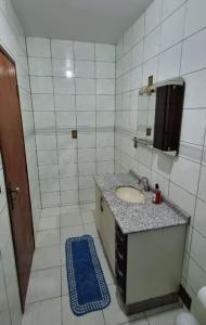 a bathroom with a sink and a shower at VS HOSPEDAGEM APARTAMENTO 2 in Cascavel