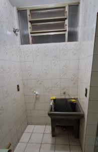 La salle de bains est pourvue d'un lavabo. dans l'établissement VS HOSPEDAGEM APARTAMENTO 2, à Cascavel