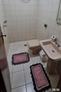 a bathroom with a toilet and a sink at VS HOSPEDAGEM APARTAMENTO 2 in Cascavel