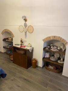 una habitación con dos arcos y una mesa con platos en Casa Giovannina, en Bernalda