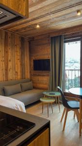 a living room with a couch and a table at Résidence GRAND COCOR, Skis aux pieds -Studio 25 m2- by MONTBLANC LOGDE in Val dʼIsère