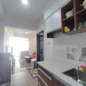 uma cozinha com um lavatório e uma bancada em SYLVIA'S LARGE COZY STUDIO AT VALLEY HEIGHTS em Nairobi