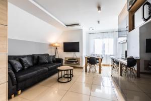 Televízia a/alebo spoločenská miestnosť v ubytovaní Apartament Levante