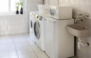 lavadero blanco con lavadora y secadora en Nice Home In Ovezande With Wifi, en Ovezande