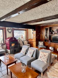 a living room filled with furniture and a fireplace at Hotel Stella Del Nord in Courmayeur