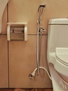 La salle de bains est pourvue d'une douche et de toilettes. dans l'établissement SHORE STORIES, à Alappuzha