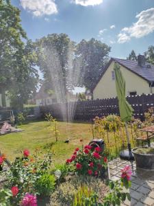 un jardín con una fuente en un patio en Schöne neu erbaute Wohnung, en Berlín