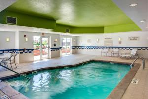 basen z zielonym sufitem w obiekcie Fairfield Inn and Suites by Marriott Indianapolis/ Noblesville w mieście Noblesville