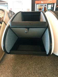 un tronc ouvert d'une voiture à l'aéroport dans l'établissement Sleeping Pods GoSleep - Inside of Warsaw Chopin Airport, non schengen restricted zone after passport control, near Gate 2N, à Varsovie