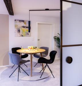 - une salle à manger avec une table et des chaises dans l'établissement Romantisches Apartment mit Whirlpool in Bayreuther Fußgängerzone, à Bayreuth