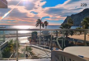 einen Balkon mit Blick auf den Strand und das Meer in der Unterkunft TIMORA SEA VIEW New Apart' Hipocampos in Calpe