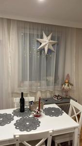 einen Esstisch mit einem Stern am Fenster in der Unterkunft Lianne Apartman in Miskolctapolca