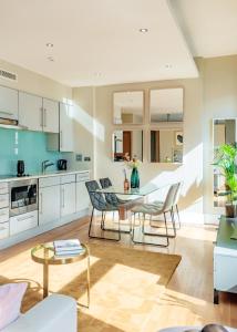 a kitchen and living room with a table and chairs at Welcome London Piccadilly Circus in London