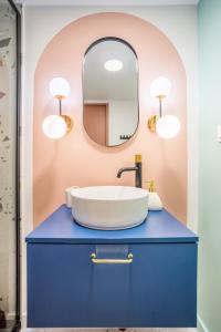 ein Bad mit einem Waschbecken und einem Spiegel in der Unterkunft Pink Studio przy Rynku Parking-Kościuszki in Breslau