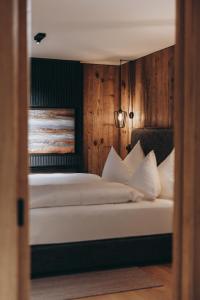 1 dormitorio con 2 camas y almohadas blancas en Balma Restaurant Apart, en Lech am Arlberg