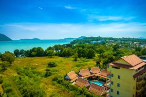 uma vista aérea de um edifício resort com uma piscina em Phuket Kana International Hotel普吉岛卡娜国际酒店 em Praia de Rawai