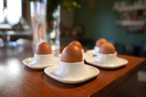 eine Reihe von Eiern auf Platten auf einem Tisch in der Unterkunft Guesthouse Doma in Arachova