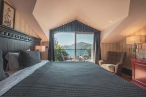 A bed or beds in a room at Hotel Marina Bay Göcek