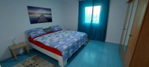 sypialnia z łóżkiem w niebieskim pokoju w obiekcie Apartments Ema & Sea with free private parking w Puli