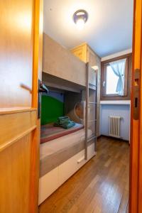 Cette petite chambre comprend des lits superposés. dans l'établissement Appartamento Lorenzo, à Livigno