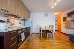 une cuisine avec une table et une salle à manger dans l'établissement Appartamento Lorenzo, à Livigno