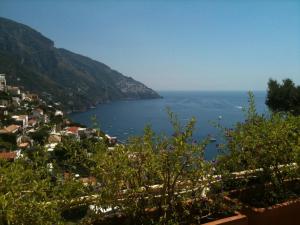 a view of a town and a body of water at Hotel Posa Posa in Positano