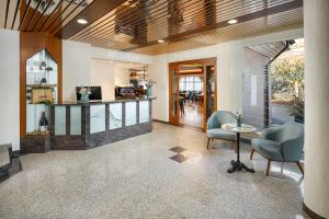 eine Lobby mit einem Wartebereich mit Stühlen und einem Tisch in der Unterkunft Hotel an der Reuss in Gisikon