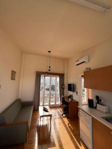 uma cozinha e sala de estar com um sofá e uma mesa em Nicosia City Centre Sky Views Apartment em Nicósia
