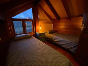 a bedroom with two beds in a room with a window at La Casa del Valle in Santa Cruz de Tenerife