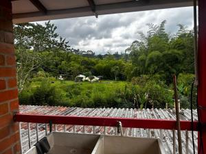 聖羅莎德卡瓦爾的住宿－finca en guacas，背景是马场的窗户
