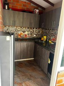 聖羅莎德卡瓦爾的住宿－finca en guacas，厨房配有木制橱柜和砖墙