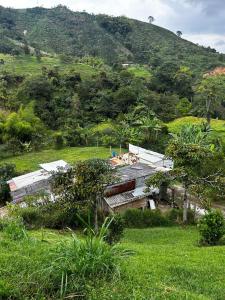 聖羅莎德卡瓦爾的住宿－finca en guacas，山地中的一组建筑物