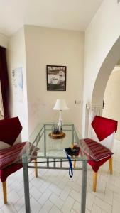 una stanza con un tavolo in vetro e due sedie di Bungalow S+1 à Kantaoui, Sousse, avec Vue Panoramique Exquise a Sousse