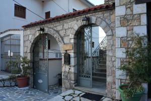 an entrance to a house with a stone gate at Guesthouse Doma in Arachova