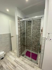 アデへにあるTenerife Luxury Apartment Costa Adejeのバスルーム(ガラスドア付きのシャワー付)