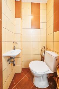 Et badeværelse på Gut Apartment - 2 sypialnie, duża kuchnia, kino domowe NETFLIX & HBO, kryty parking, szybkie WIFI, 5km od Zakopane + 35 billeder