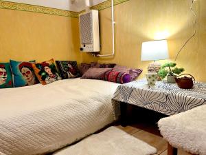 ブダペストにあるSophia Last Minute Apartmentsのベッドルーム1室(大型ベッド1台、枕付)