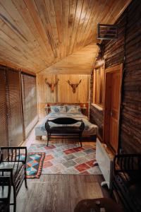 1 dormitorio con 1 cama en una cabaña de madera en Bolu'da dağ evi, en Demirciler