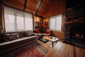 sala de estar con sofá y chimenea en Bolu'da dağ evi, en Demirciler