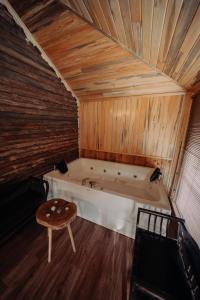 bañera en una habitación con techo de madera en Bolu'da dağ evi, en Demirciler