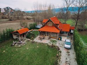 una vista aérea de una casa con techo naranja en Bolu'da dağ evi, en Demirciler