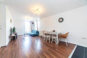 uma sala de estar com uma mesa e um sofá em Charming 2 Bed flat near Greenwich em Londres