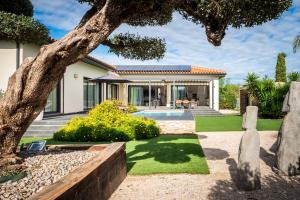 Κήπος έξω από το Villa Alicia