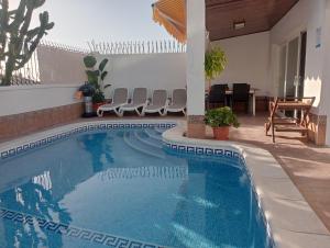 Bazén v ubytování Beautiful Holiday Villa with heated private pool, Los Cristianos nebo v jeho okolí