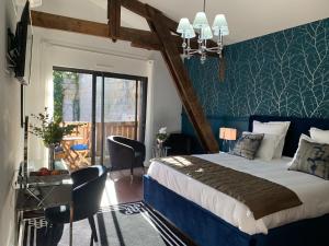 a bedroom with a bed and a table and chairs at La Cabane D'Ambroise in Bordeaux