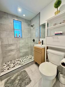 Phòng tắm tại HOT TUB HOUSE ON GOLF COURSE! 10 MINs TO THE BEACH