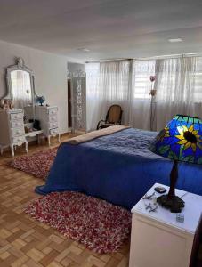 1 dormitorio con 1 cama y 1 mesa con lámpara en Parcelacion Bosque de Hadas, en Popayán