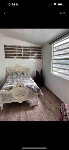 - une chambre avec un grand lit blanc et une fenêtre dans l'établissement Parcelacion Bosque de Hadas, à Popayan