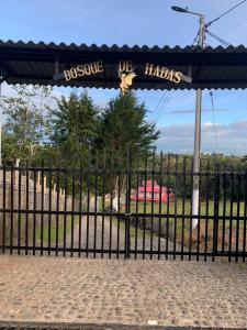 a black gate with a sign that reads bosque de hades at Parcelacion Bosque de Hadas in Popayan