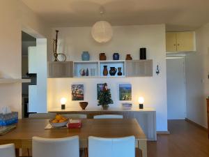 una cucina e una sala da pranzo con tavolo e sedie di Paul and Maria Sea View Apartment a Polis Chrysochous